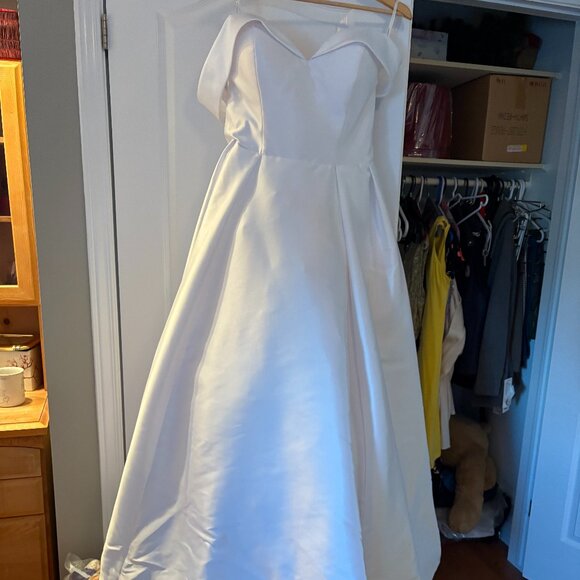 Essence of Australia Modern-Classic Wedding Dress - Bridal Size 20 - Picture 5 of 6